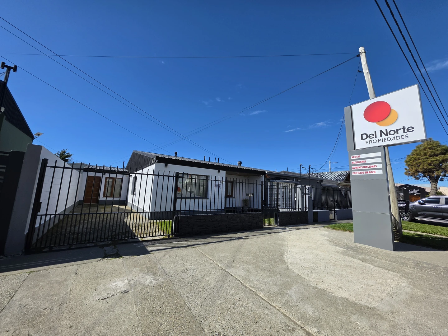 Frente de la oficina de Del Norte Propiedades y cartel de la inmobiliaria en Ushuaia N° 536, Río Grande