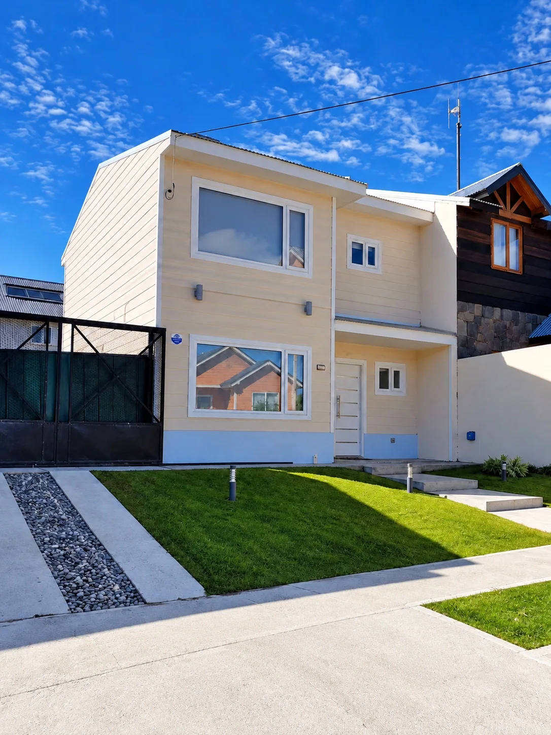 Fachada de la casa en venta en Barrio Las Barrancas