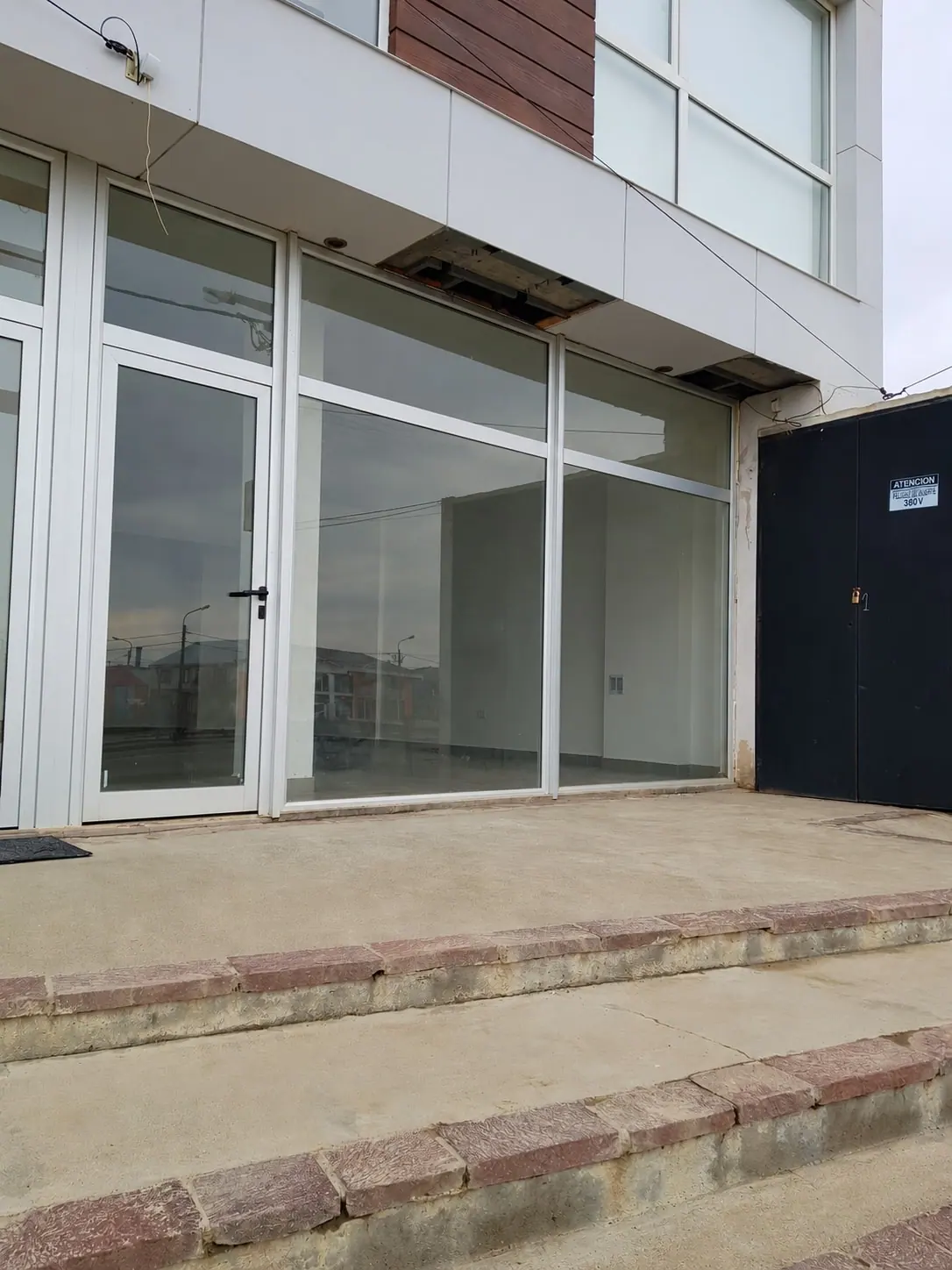 Frente del local comercial en 20 de Junio 475, Edificio Miramar